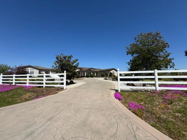 525 Heatherwood Estates Drive, Hollister CA: https://media.crmls.org/mediaz/611088f5-d479-4397-babb-3ad7a2c503ef.jpg