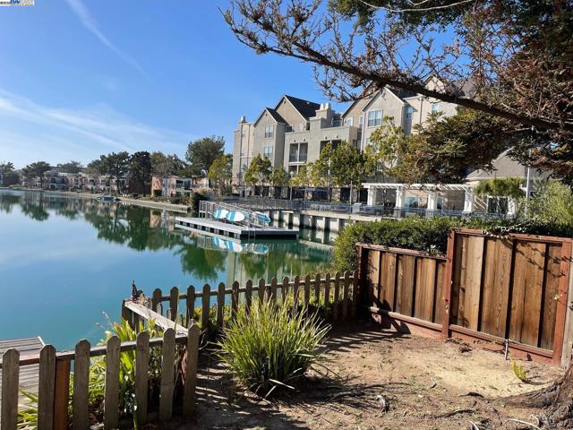706 Widgeon St, Foster City CA: https://media.crmls.org/mediaz/6110974a-9262-409a-8a47-503288358a52.jpg