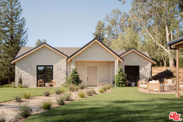 5287 Round Meadow Road, Hidden Hills CA: https://media.crmls.org/mediaz/6110b14e-2169-4d61-9b02-f2262343398f.jpg