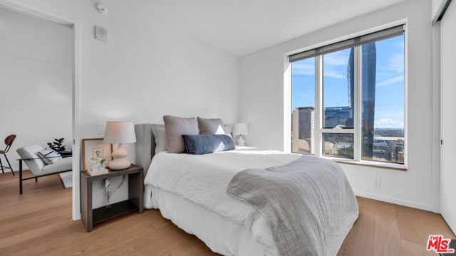 889 Francisco Street, Los Angeles CA: https://media.crmls.org/mediaz/61117144-a184-4666-b9e9-feca3f354f1c.jpg