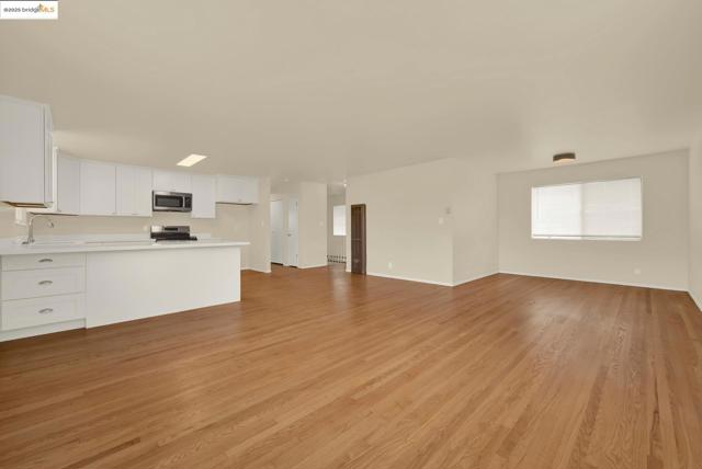 2524 Parker Ave, Oakland CA: https://media.crmls.org/mediaz/61129c5b-64ad-4c03-92f0-1b1dfae63b70.jpg