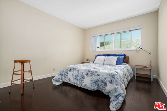 1127 15th Street, Santa Monica CA: https://media.crmls.org/mediaz/6112a6df-40aa-4026-b5c7-e0c365c95f24.jpg