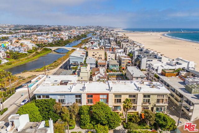 20 Ironsides Street, Marina del Rey CA: https://media.crmls.org/mediaz/611326d6-c5c0-4d20-8240-8eacb12a3cb8.jpg