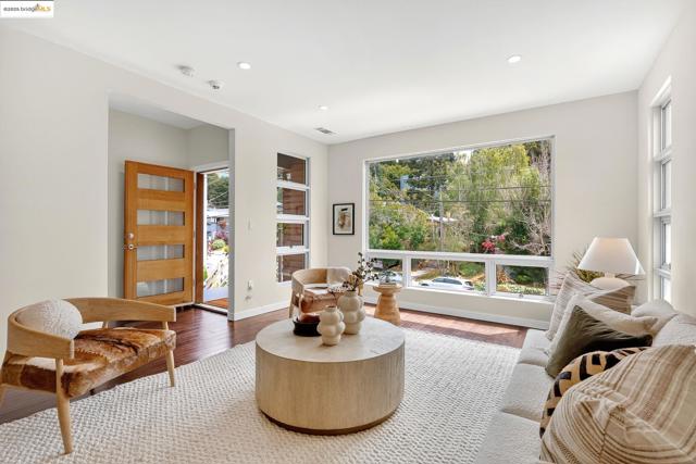 678 Walavista Ave, Oakland CA: https://media.crmls.org/mediaz/61142ebf-c076-4d2d-b899-ca74c81a65d7.jpg