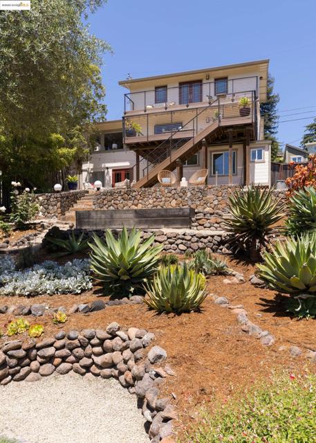 769 Santa Ray Ave, Oakland CA: https://media.crmls.org/mediaz/6114c27f-b68a-4f4e-988d-a829bfc439a1.jpg