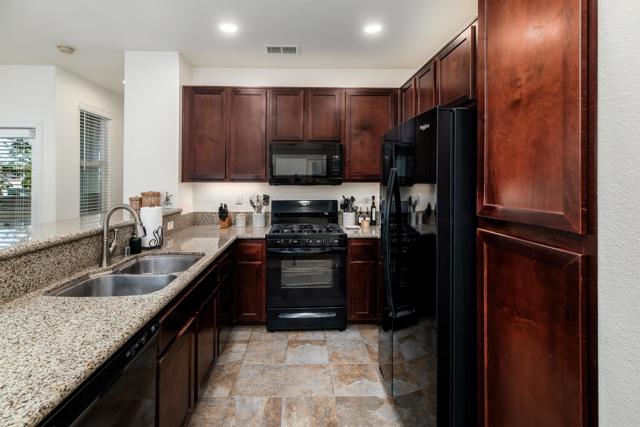 Detail Gallery Image 15 of 31 For 451 Avenida De La Luna, Vista,  CA 92083 - 2 Beds | 2 Baths