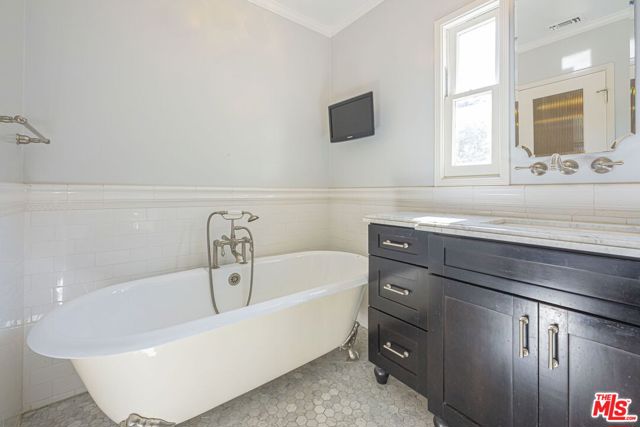 2318 Canyon Drive, Los Angeles CA: https://media.crmls.org/mediaz/6115ae5c-2a55-4726-980b-e17ab32563c4.jpg