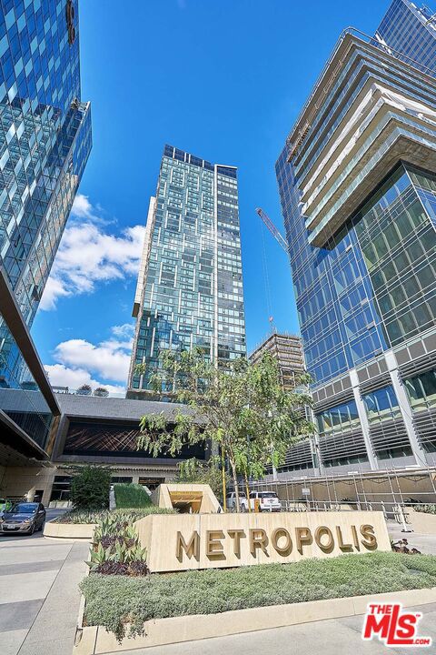 889 Francisco Street, Los Angeles CA: https://media.crmls.org/mediaz/61161b23-4103-4afd-985f-90bae7aada38.jpg