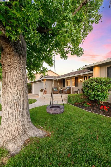 5204 Hummingbird Rd, Pleasanton CA: https://media.crmls.org/mediaz/611628a9-c78a-4cb0-815b-756a1bef90f5.jpg