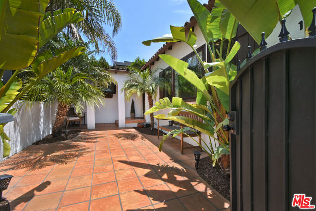 10344 Woodbridge Street, Toluca Lake CA: https://media.crmls.org/mediaz/611665a2-f1bd-4fb4-b240-3528d107b893.jpg