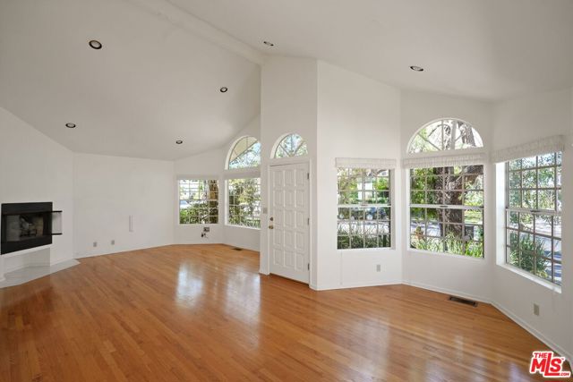 2534 Wellesley Avenue, Los Angeles CA: https://media.crmls.org/mediaz/6116a2b6-3637-4c07-8f77-888feef4ebd8.jpg