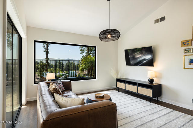 1932 Summer Cloud Drive, Thousand Oaks CA: https://media.crmls.org/mediaz/6117b222-e550-41a5-bcc0-2de4e7335b9d.jpg