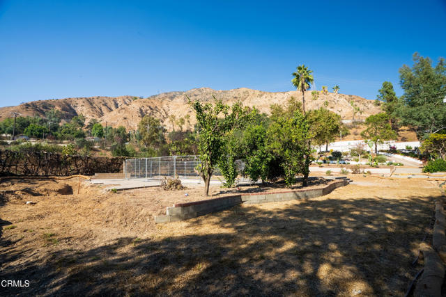 1962 E Loma Alta Drive, Altadena CA: https://media.crmls.org/mediaz/6117e609-4eda-493e-9186-15439534f6dc.jpg