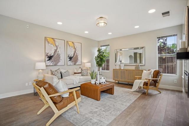 Image 8 of 33 For 998 Governors Bay Drive