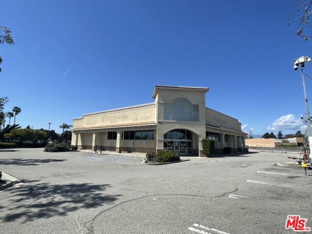 Former Walgreens at Corner of Vineyard & Oxnard. Free Standing building w/ drive-thru. Ingress and egress from E Vineyard Ave and N. Oxford Blvd. Close proximity to the US 101 Freeway. Future Redevelopment potential. Convenient freeway (101) access on E Vineyard Ave on-ramp & off-ramp and N Oxnard Blvd onramp & off-ramp.