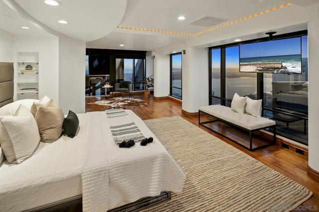 100 Harbor Dr, San Diego CA: https://media.crmls.org/mediaz/611a6c70-817c-4208-aa79-f5816c7faae8.jpg