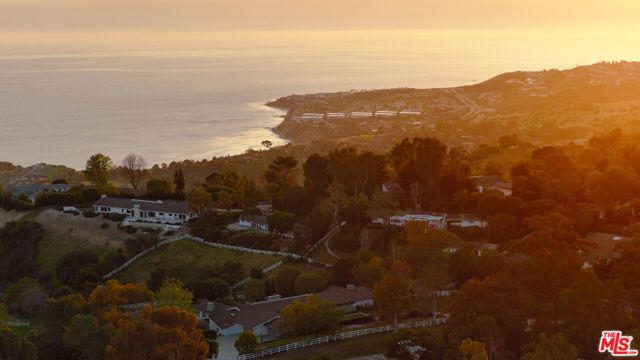 4 Buckboard Lane, Rolling Hills CA: https://media.crmls.org/mediaz/611a82c3-9578-48d7-bde1-ac8766645598.jpg