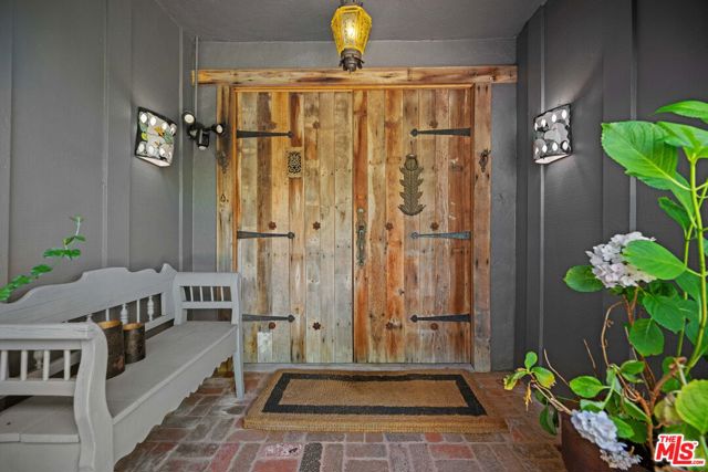16582 Calneva Drive, Encino CA: https://media.crmls.org/mediaz/611a94a3-f2f1-4664-b724-980b8080e29d.jpg