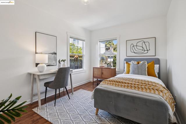 1642 10Th St, Berkeley CA: https://media.crmls.org/mediaz/611ab993-4b07-44cd-8ea2-54d670b2196a.jpg