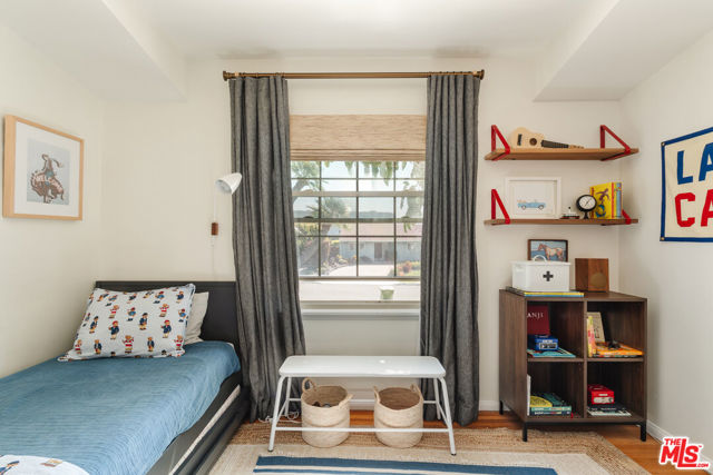 5635 S Chariton Avenue, Los Angeles CA: https://media.crmls.org/mediaz/611acb49-469b-4d82-bad2-bae69c16843c.jpg
