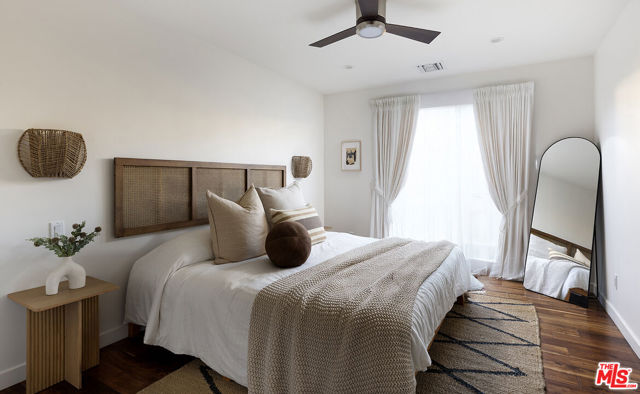 2432 Cloy Avenue, Venice CA: https://media.crmls.org/mediaz/611b0985-93ff-42a5-8a79-da7fa9f3bdb5.jpg