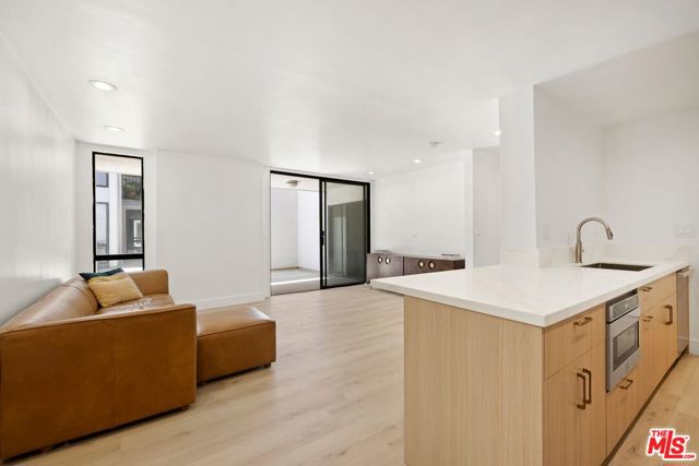 906 N Doheny Drive, West Hollywood CA: https://media.crmls.org/mediaz/611ba0c5-6c5f-4599-af33-a81b8f650f44.jpg