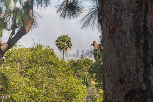 7560 Hollywood Boulevard, Los Angeles CA: https://media.crmls.org/mediaz/611d32ce-f4fc-4792-90a0-6d3e932ba70b.jpg