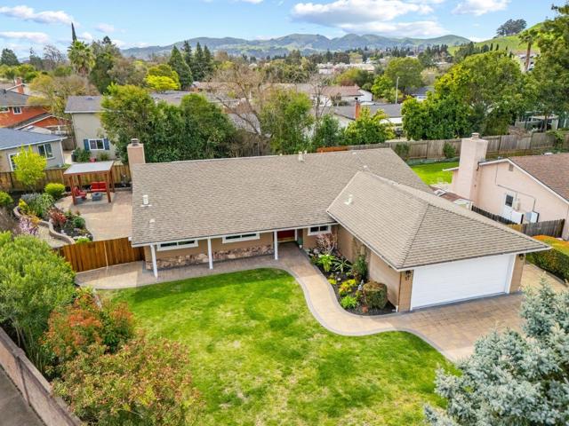 51 Saint Ramon Court, Danville CA: https://media.crmls.org/mediaz/611d984f-1c4b-4216-814c-7f7cac16f5ad.jpg