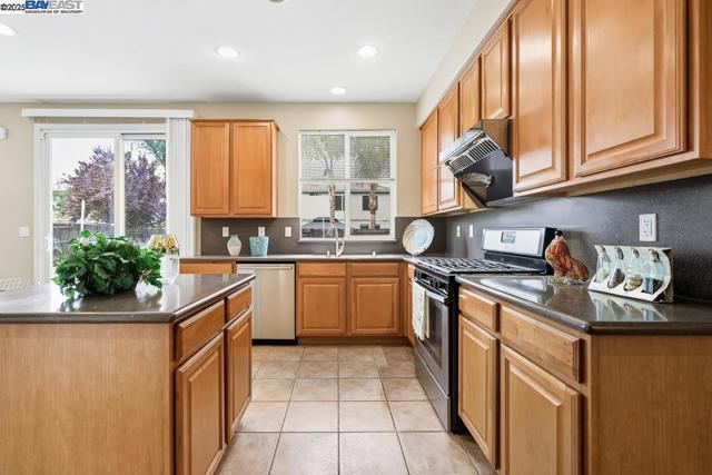 1413 Angus St, Patterson CA: https://media.crmls.org/mediaz/611d9855-b6f3-4e16-adf6-a5b8f352b319.jpg