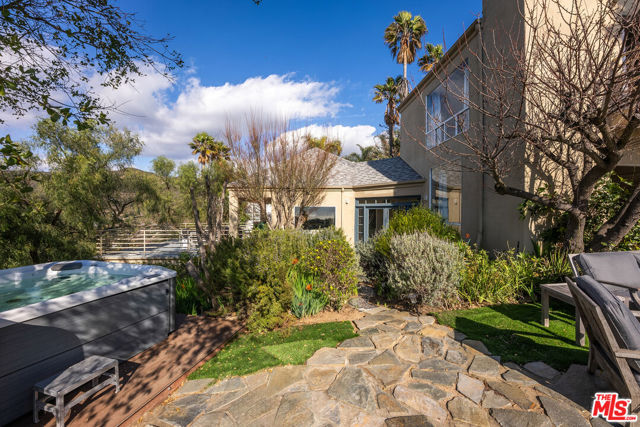 4350 Hillview Drive, Malibu CA: https://media.crmls.org/mediaz/611d9873-53f4-429e-84ce-79c90a6a7dc7.jpg