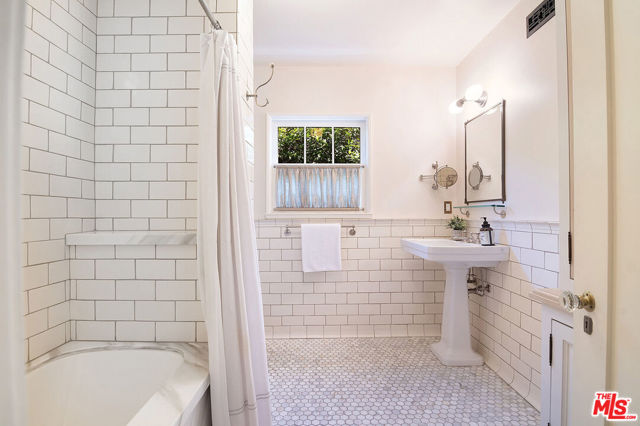 503 N Plymouth Boulevard, Los Angeles CA: https://media.crmls.org/mediaz/611f18ab-030e-4711-b966-99b89e36286f.jpg