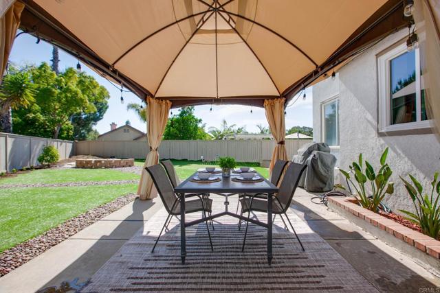 2490 Bear Rock Gln, Escondido CA: https://media.crmls.org/mediaz/611f4350-180c-42fc-b8ea-9deb02d2604b.jpg