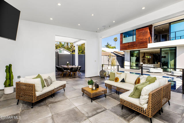 829 Flower Avenue, Venice CA: https://media.crmls.org/mediaz/611f9f5e-ae90-4859-a752-612d8c050d8d.jpg