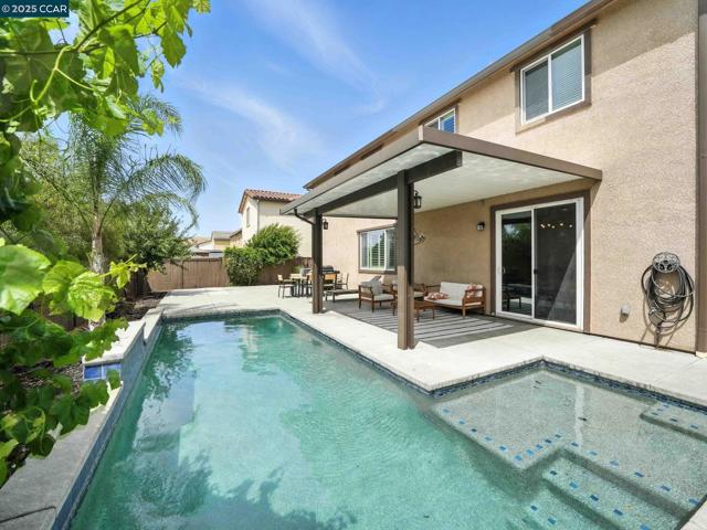 2433 Sanders Ln, Fairfield CA: https://media.crmls.org/mediaz/611fa2aa-711d-4dad-be38-90da5afa03fe.jpg