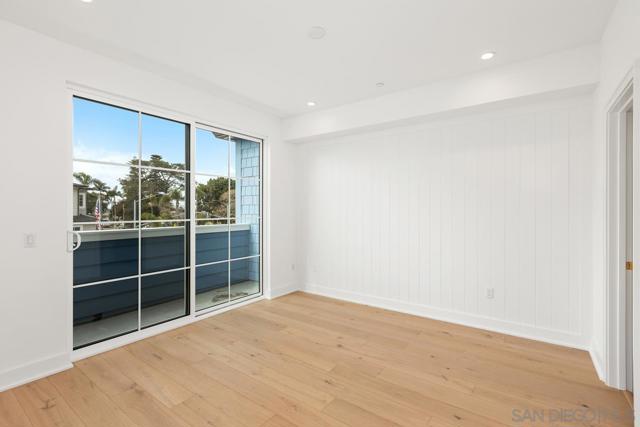 551 Orange Ave, Coronado CA: https://media.crmls.org/mediaz/61212cf2-f758-4b5f-88d2-b24c91dbbc7c.jpg