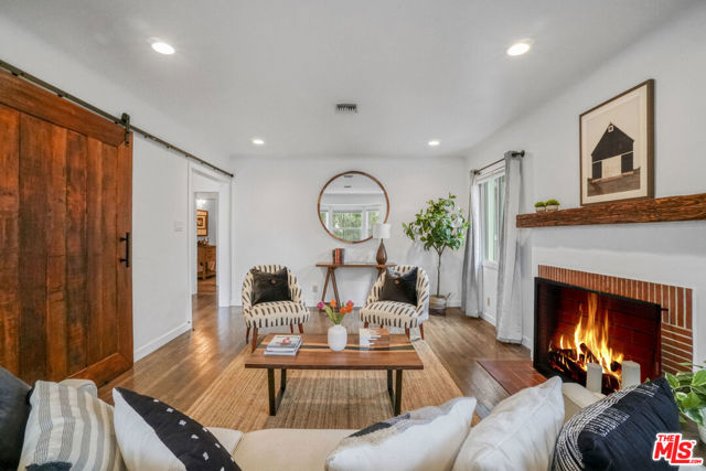 2926 Urban Avenue, Santa Monica CA: https://media.crmls.org/mediaz/61216a0b-6600-4321-865c-9e539d0b479a.jpg