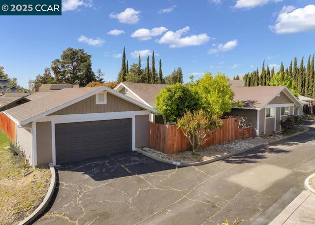 1821 Alicante Ct, Concord CA: https://media.crmls.org/mediaz/61223ac5-7e65-4eb5-91c4-f6f7778bd5d1.jpg