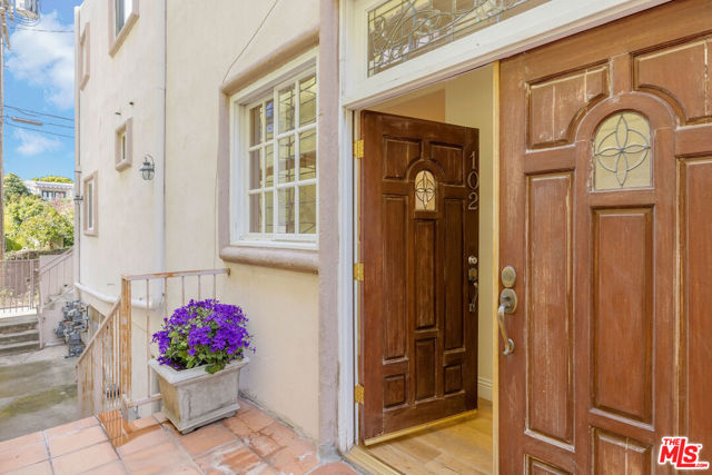 11963 Mayfield Avenue, Los Angeles CA: https://media.crmls.org/mediaz/61223ea5-82c7-4e95-930b-d5df21c00f35.jpg