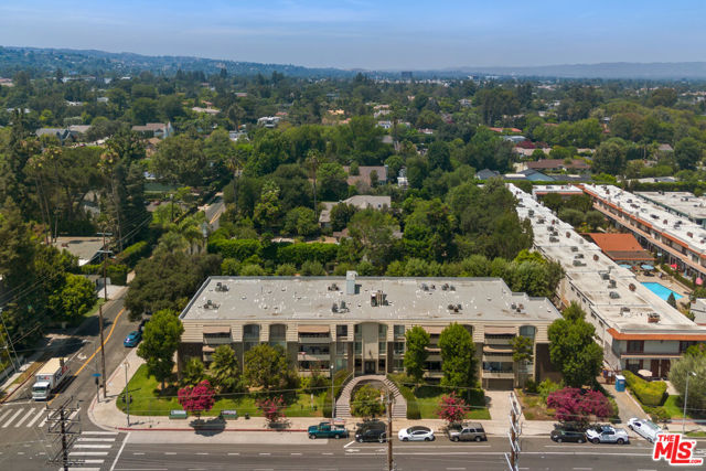 5215 Balboa Boulevard, Encino CA: https://media.crmls.org/mediaz/6122f09e-bc13-4ce1-84e7-18d55ac9e241.jpg