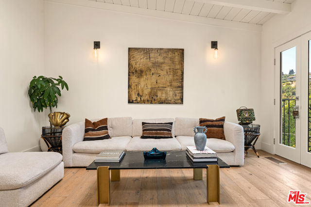 13513 Cheltenham Drive, Sherman Oaks CA: https://media.crmls.org/mediaz/612344d2-cb64-4789-a599-cf6ecdf4167f.jpg