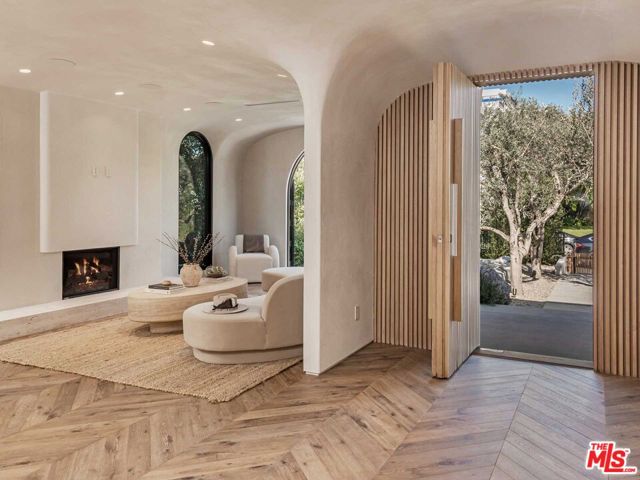309 N Arden Boulevard, Los Angeles CA: https://media.crmls.org/mediaz/6123677d-47c3-4c93-b8c9-d75be65a7767.jpg