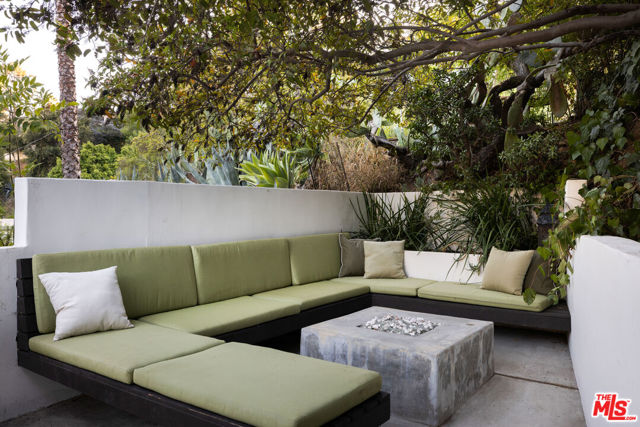 5911 Canyon Heights Lane, Los Angeles CA: https://media.crmls.org/mediaz/6123a8f9-6fd3-42f1-93b8-2b52c22a29e9.jpg