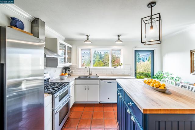 1085 Oak Hill Road #D, Lafayette CA: https://media.crmls.org/mediaz/6123f964-3572-4dff-81ae-7fa68feb48e9.jpg