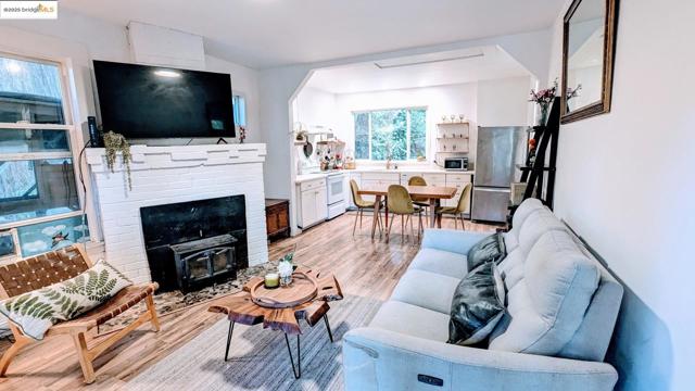 18512 Hwy 116, Guerneville CA: https://media.crmls.org/mediaz/6124334d-3762-448b-a966-cf9801a9c40b.jpg