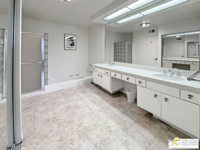 2365 S Oakcrest Drive, Palm Springs CA: https://media.crmls.org/mediaz/6124a0aa-f813-464b-82ea-6605e25dba90.jpg