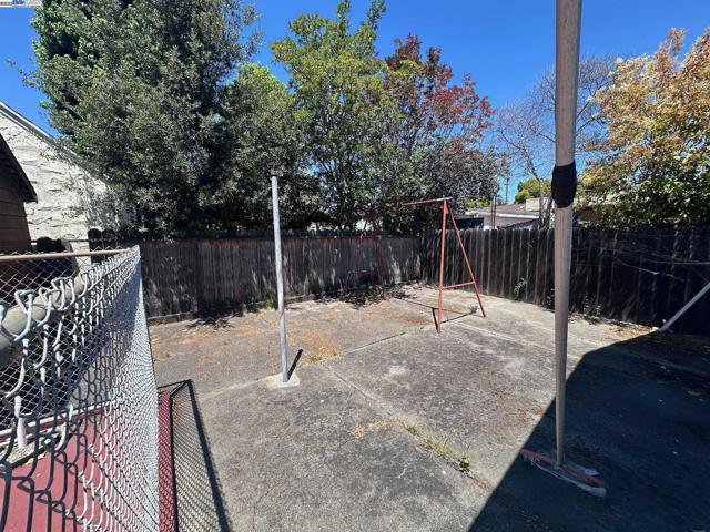 574 Juana Ave, San Leandro CA: https://media.crmls.org/mediaz/61257a8c-1d9b-43a5-992c-4ea397b95c22.jpg