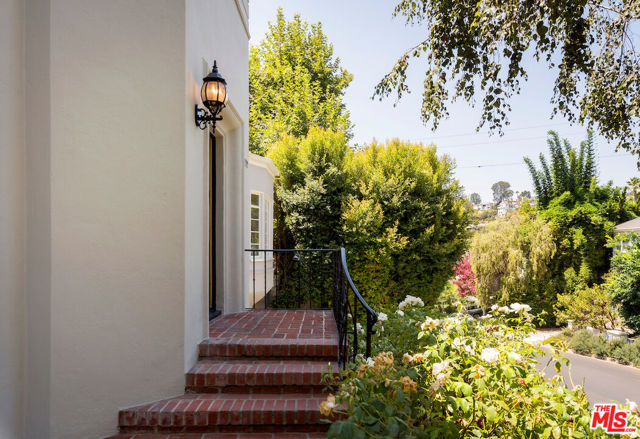 5700 Spring Oak Drive, Los Angeles CA: https://media.crmls.org/mediaz/61264785-dfa5-42f0-9a0e-c29060111cb8.jpg