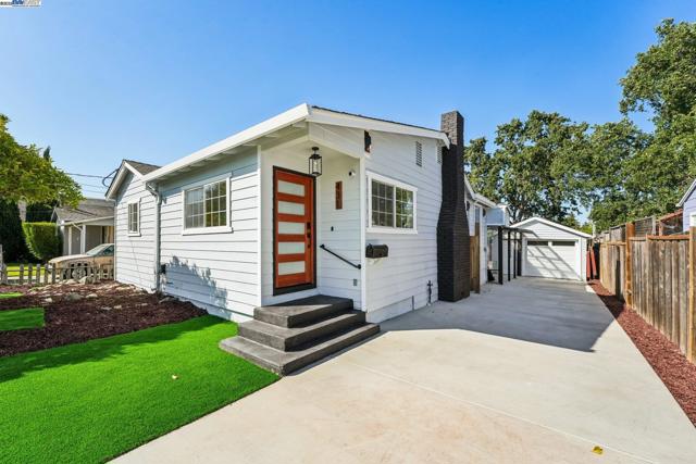 431 Alameda De Las Pulgas, Redwood City CA: https://media.crmls.org/mediaz/612650d8-f067-4642-b21f-d16a75bf2d78.jpg