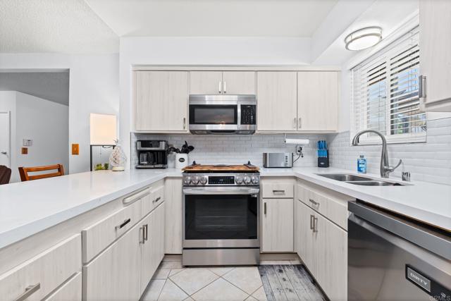 Detail Gallery Image 5 of 21 For 3205 Camarillo Ave, Oceanside,  CA 92056 - 3 Beds | 2 Baths
