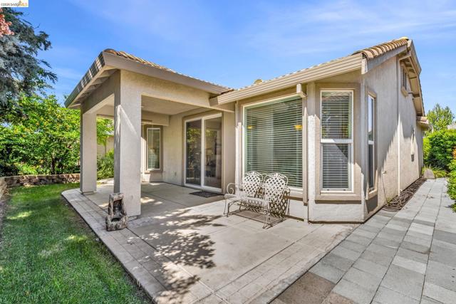 1124 Jonagold Way, Brentwood (CC) CA: https://media.crmls.org/mediaz/6127050d-379f-4f9f-8f97-1b38e6b50db6.jpg